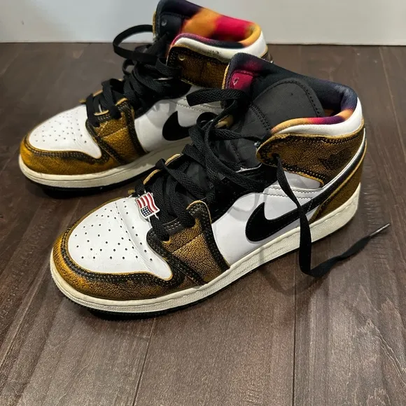Air Jordan 1 Mid SE &quot;Orange Wear Away&quot; sneakers size 5.5