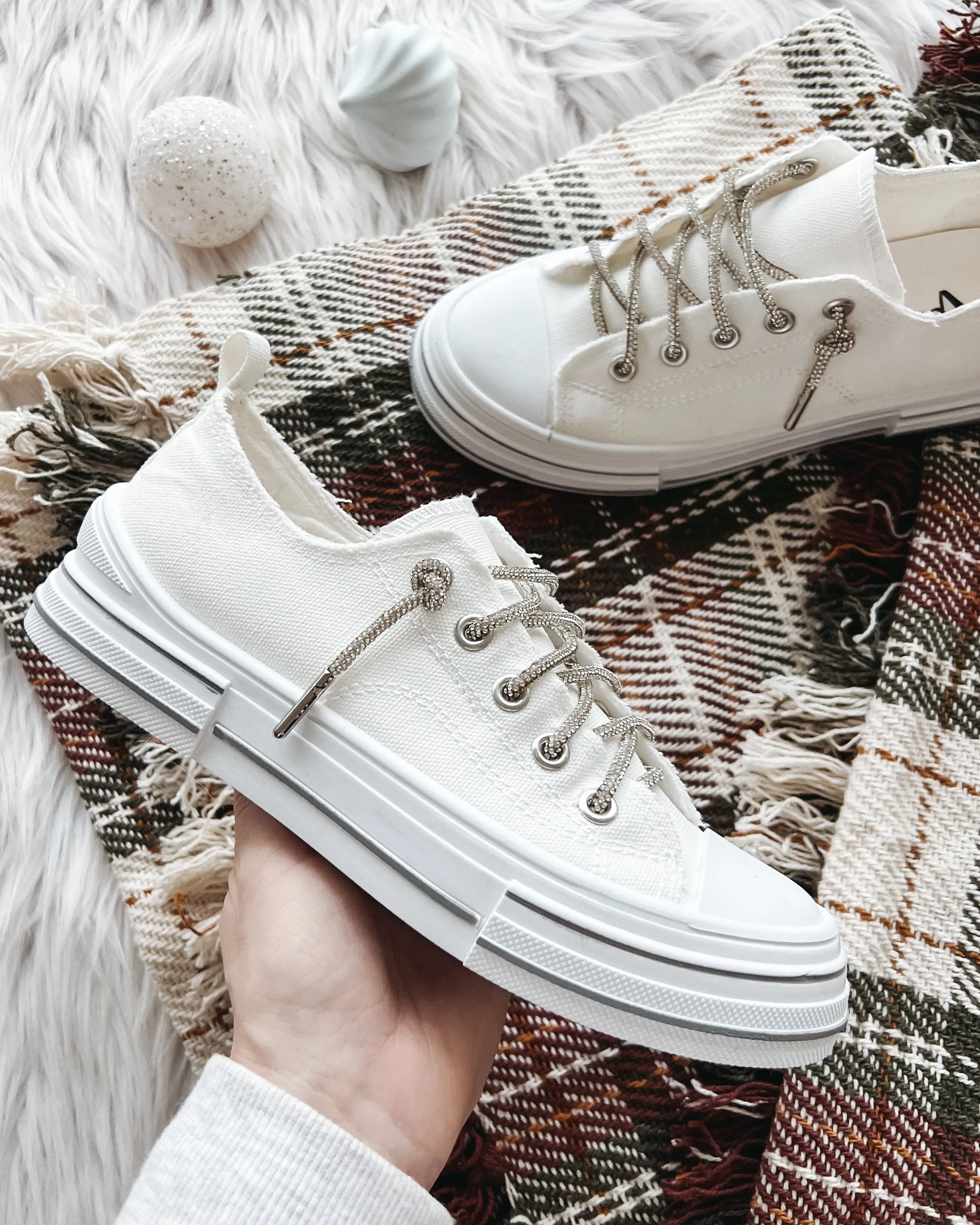 Very G Aman Sneakers- White